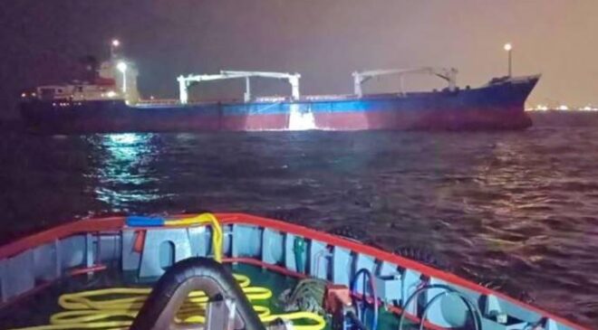 Kadıköy Açıklarında Arızalanan Yük Gemisi Kurtarıldı