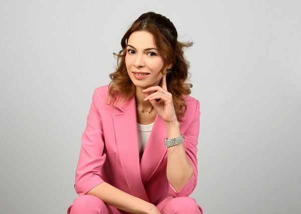 Sağlıklı yaşam eğitmeni, saç çekerek tepe çakrasını açıyor